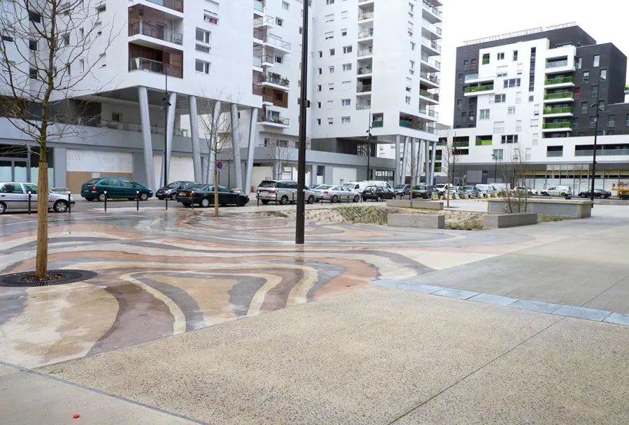 La place du Général-de-Gaulle, à Ivry-sur-Seine. Parmi les enjeux incontournables, la Ville souhaitait laisser une place à la voiture, en termes de stationnement comme de circulation. La place du Général-de-Gaulle, à Ivry-sur-Seine. Parmi les enjeux incontournables, la Ville souhaitait laisser une place à la voiture, en termes de stationnement comme de circulation.