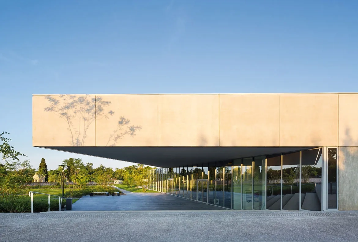 La volumétrie de l’architecture fait écho à la planéité du sol.