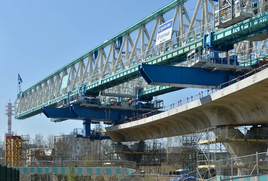 La poutre autolanceuse permet de mettre en place jusqu’à deux travées de 38 m en une seule fois. La poutre autolanceuse permet de mettre en place jusqu’à deux travées de 38 m en une seule fois.