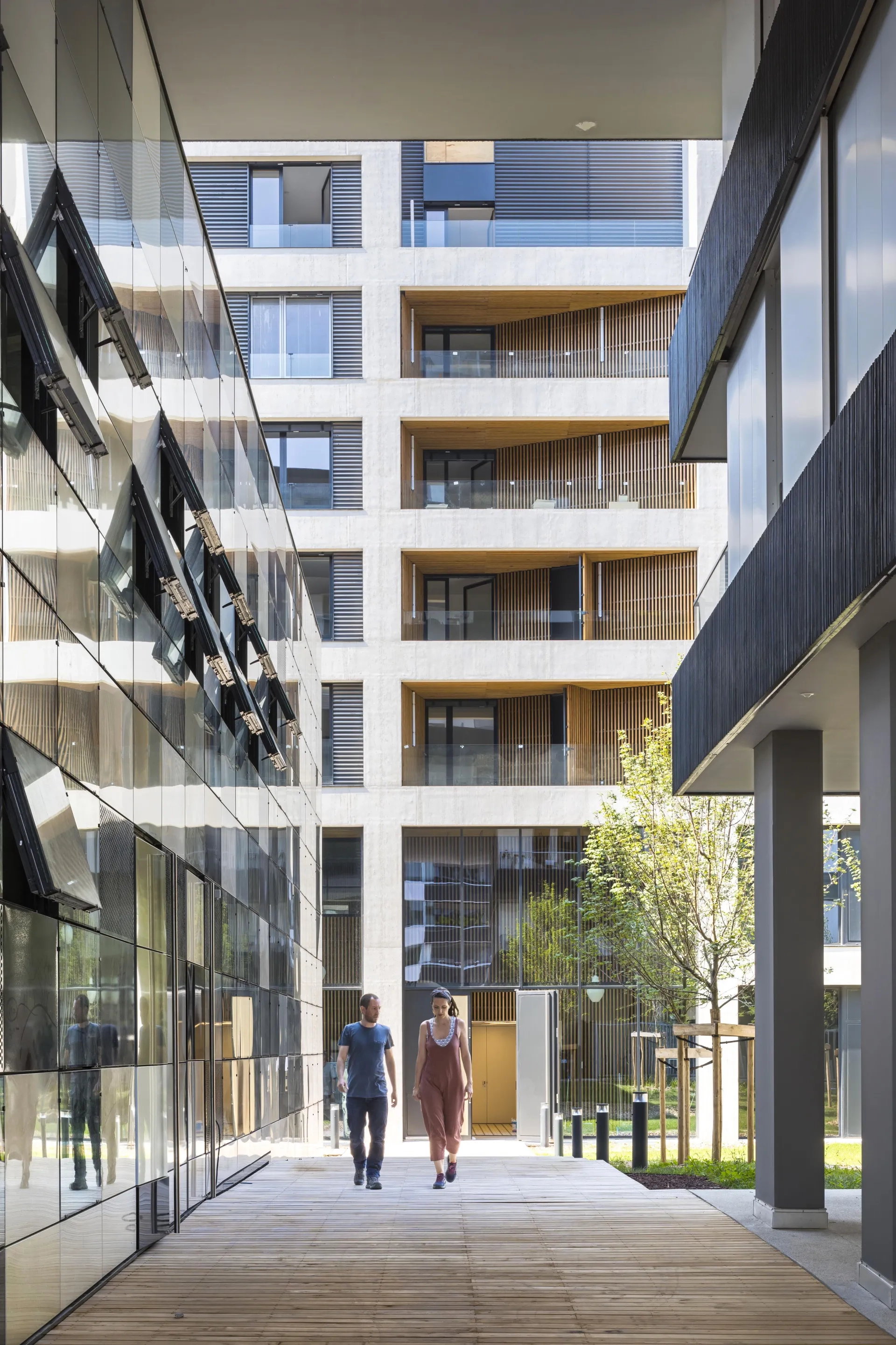 Passage urbain entre les trois bâtiments du site. LE_PENHUEL_Z ARCHITECTURE_Lyon_logt_Logements_S-Grazia_photo-SG-2018-LE_PENHUEL-Z_ARCH-logements-lyon-IMP-A-11_1.jpg