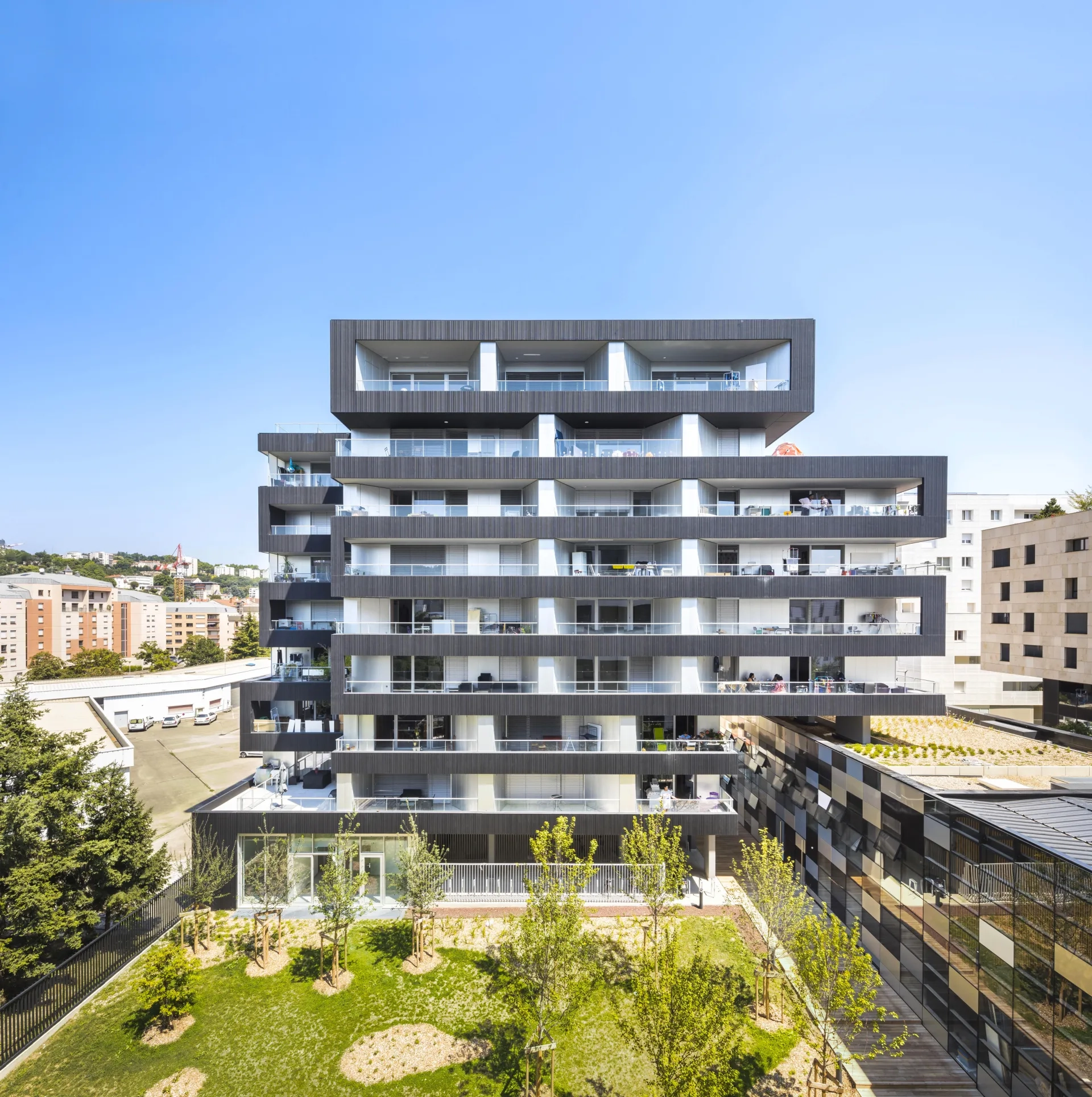 Les logements sociaux et leurs rubans de béton lasuré noir. LE_PENHUEL_Z-ARCHITECTURE_Lyon_logt_Logements_S-Grazia_photo-SG-2018-07-23_0741-Panorama-TTT--IMP_1_0.jpg