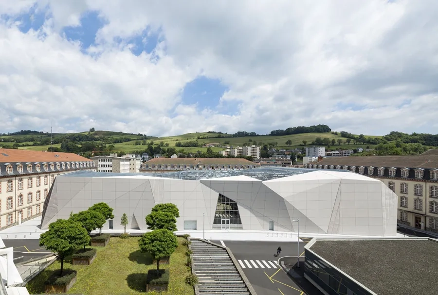 Le bâtiment s’intègre dans le contexte urbain de l’ancienne caserne à la fois au niveau du gabarit du bâti et des axes de composition conservés. Le bâtiment s’intègre dans le contexte urbain de l’ancienne caserne à la fois au niveau du gabarit du bâti et des axes de composition conservés.