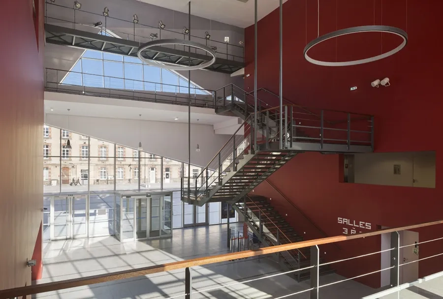 Le hall toute hauteur est baigné d’une belle lumière qui accompagne l’accès des spectateurs à chacune des salles. Ici, ce sont de larges coursives éclairées naturellement et suspendues au-dessus du hall qui mènent jusqu’aux salles Le hall toute hauteur est baigné d’une belle lumière qui accompagne l’accès des spectateurs à chacune des salles. Ici, ce sont de larges coursives éclairées naturellement et suspendues au-dessus du hall qui mènent jusqu’aux salles