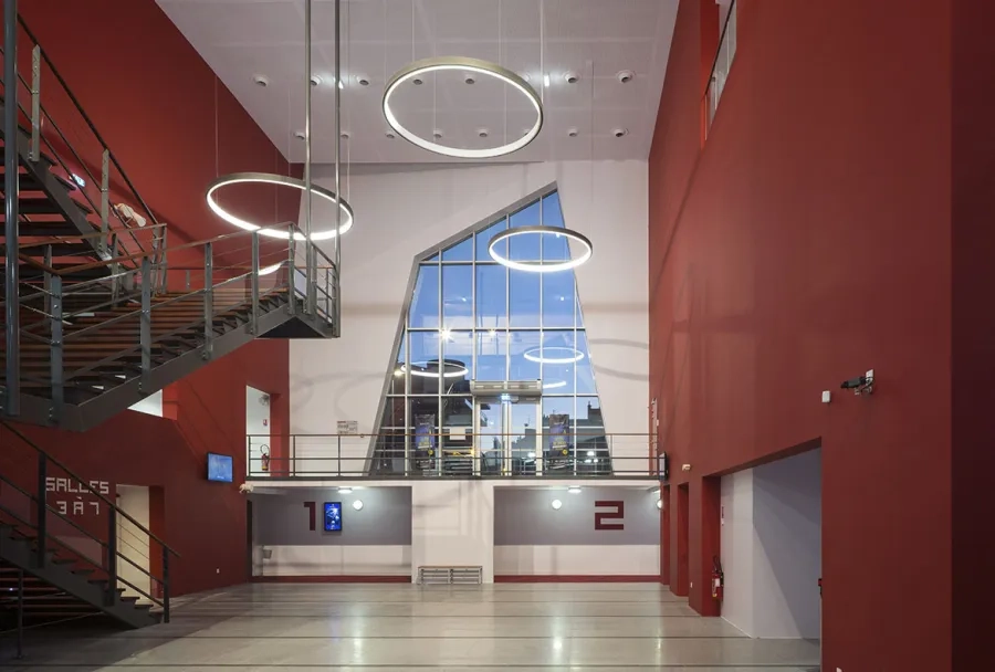 Le hall traversant devient le prolongement intérieur de la rue comme de la place, engendrant un nouvel élément de liaison urbaine. Le hall traversant devient le prolongement intérieur de la rue comme de la place, engendrant un nouvel élément de liaison urbaine.