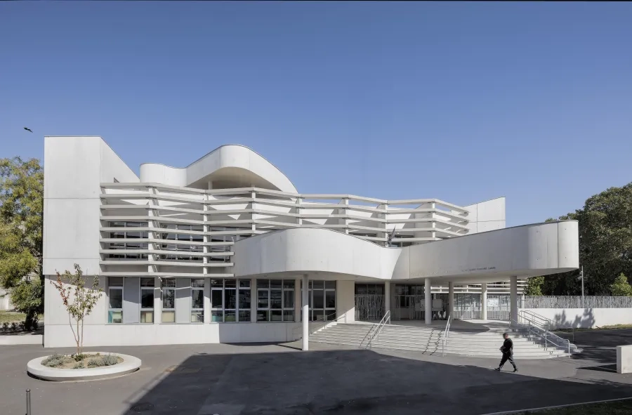 Le parvis d’entrée spectaculaire dessert les deux écoles, maternelle et élémentaire LOTT_Sarcelles_Eqpt_Groupe-scolaire_A-Amoretti_JPL_AFS_DS_0107_Aldo-Amoretti.jpg