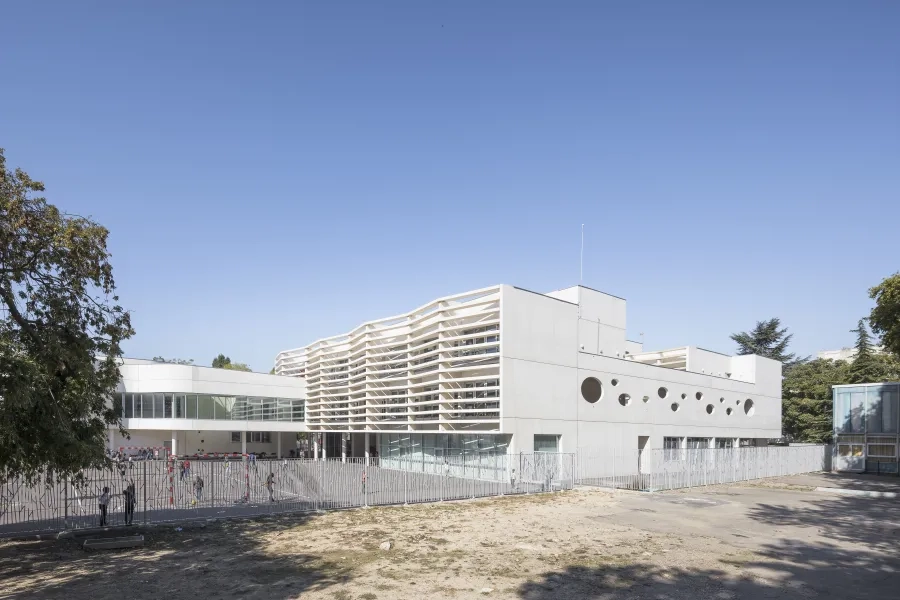 Les façades sont toutes traitées selon leur relation à l’urbain. LOTT_Sarcelles_Eqpt_Groupe-scolaire_A-Amoretti_JPL_AFS_DS_0247-2_Aldo-Amoretti_0.jpg