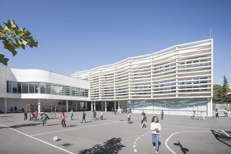 Les brise-soleil en béton blanc animent la façade sud. LOTT_Sarcelles_Eqpt_Groupe-scolaire_A-Amoretti_JPL_AFS_DS_0282_Aldo-Amoretti.jpg