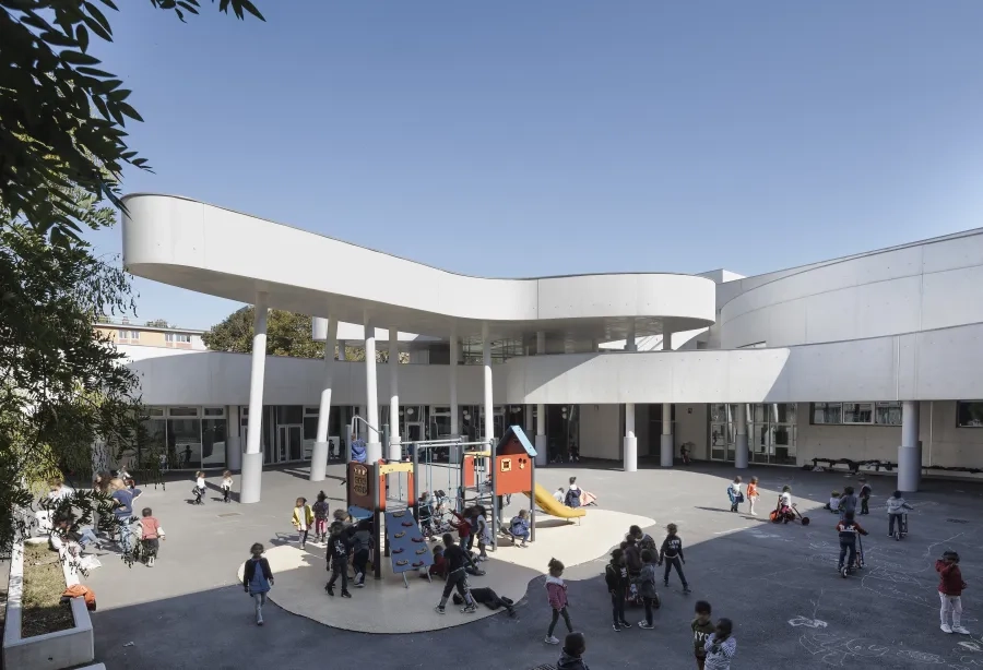 L’architecte a développé, grâce au béton, tout un univers enfantin. LOTT_Sarcelles_Eqpt_Groupe-scolaire_A-Amoretti_JPL_AFS_DS_0366_Aldo-Amoretti.jpg