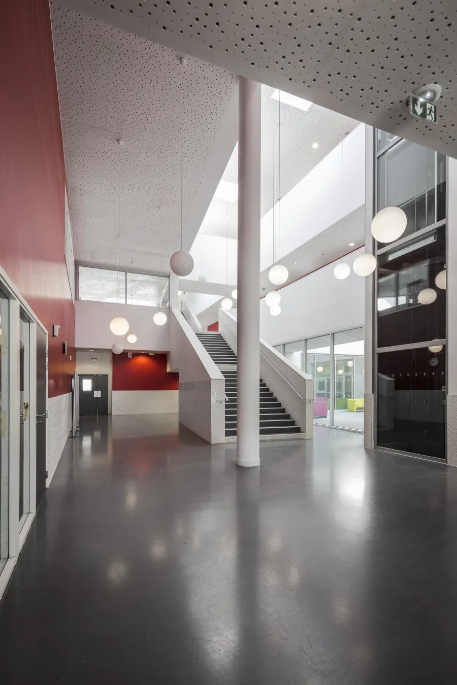 Celui de l’école élémentaire est monumental, il structure véritablement le hall de circulation. LOTT_Sarcelles_Eqpt_Groupe-scolaire_A-Amoretti_JPL_AFS_DS_0423_Aldo-Amoretti_0.jpg