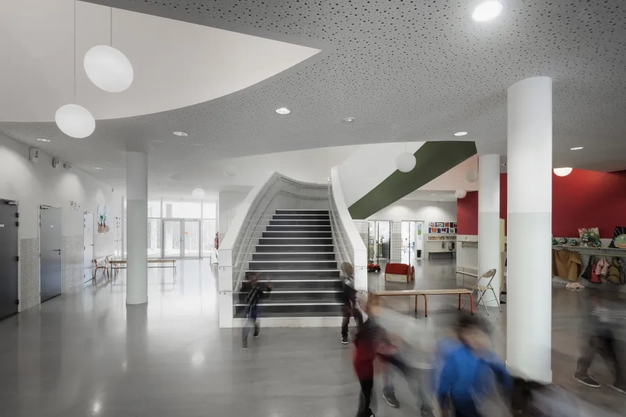 L’escalier de la maternelle est mis en scène dans un espace lui très libre LOTT_Sarcelles_Eqpt_Groupe-scolaire_A-Amoretti_JPL_AFS_DS_0493_Aldo-Amoretti.jpg