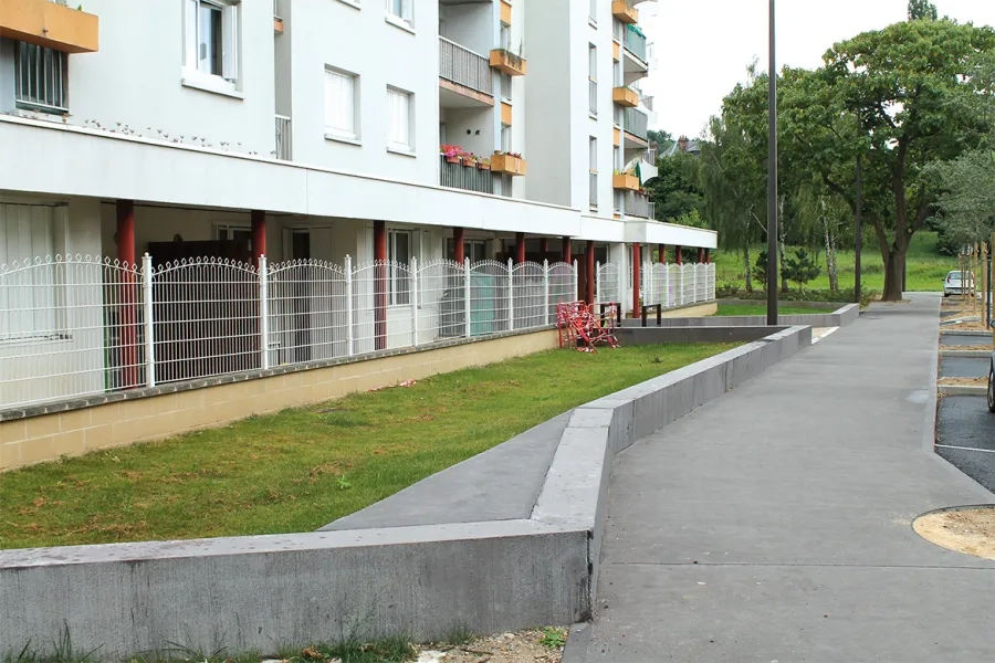 Le quartier maison Rouge dispose désormais de trottoirs en béton chocolat sablé avec liseré lisse. les murets également en béton chocolat ont, quant à eux, une finition brossée Le quartier maison Rouge dispose désormais de trottoirs en béton chocolat sablé avec liseré lisse. les murets également en béton chocolat ont, quant à eux, une finition brossée