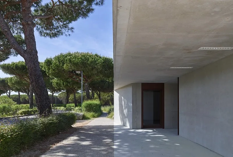 Le débord en porte-à-faux de la toiture o re un auvent ombragé. Le débord en porte-à-faux de la toiture o re un auvent ombragé.