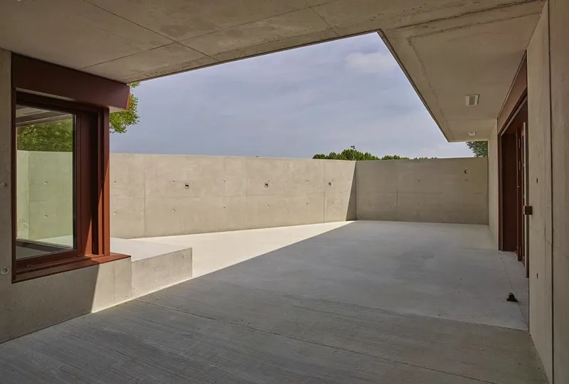 Le patio est conçu comme un espace public intérieur qui permet d’accueillir de multiples usages. Le patio est conçu comme un espace public intérieur qui permet d’accueillir de multiples usages.