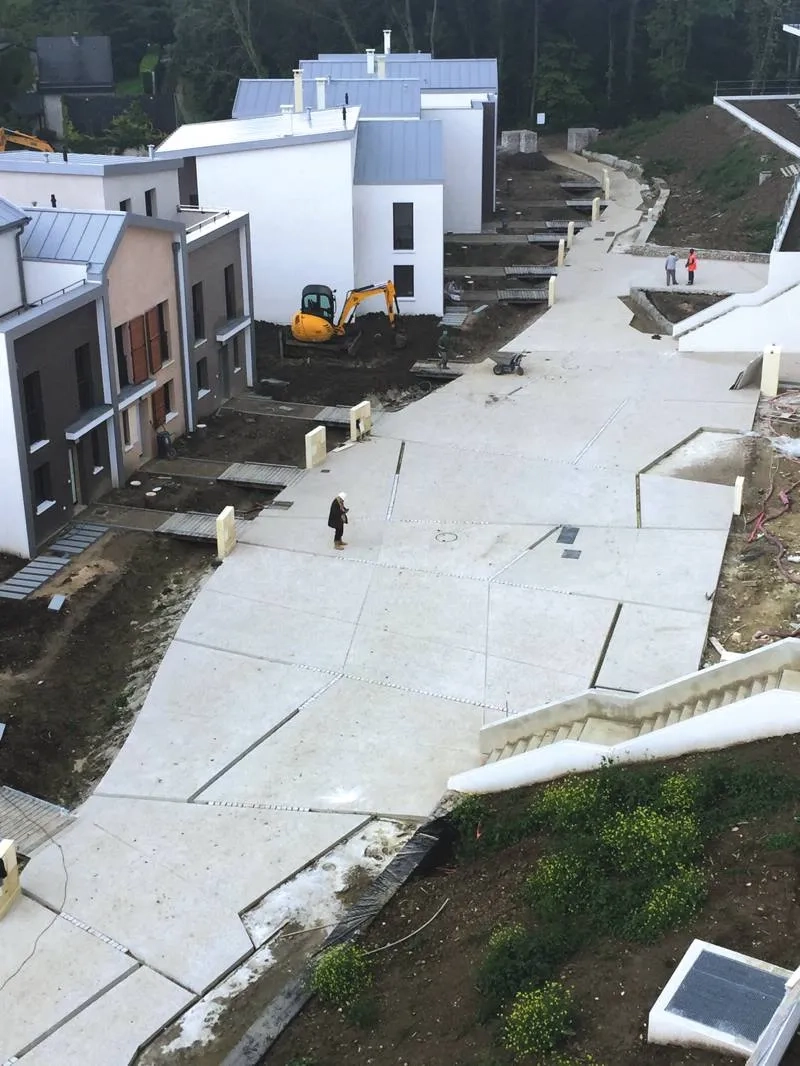 L’une des voies de circulation douce, réalisées en béton désactivé, devant les logements pavillonnaires du nouveau quartier. L’une des voies de circulation douce, réalisées en béton désactivé, devant les logements pavillonnaires du nouveau quartier.