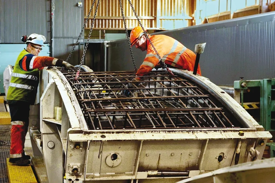 Fabriqués à la chaîne, chaque voussoir nécessite en moyenne 3 m3 de béton. Leur nombre total atteindra 52 416. Fabriqués à la chaîne, chaque voussoir nécessite en moyenne 3 m3 de béton. Leur nombre total atteindra 52 416.