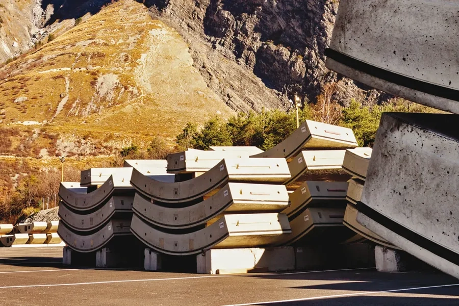 Sur un linéaire de 8 737 m de longueur à creuser, le tunnel atteint déjà plus de 4 000 m. Sur un linéaire de 8 737 m de longueur à creuser, le tunnel atteint déjà plus de 4 000 m.