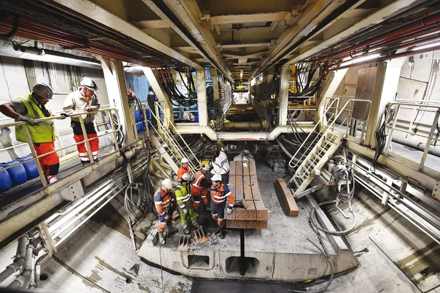 Travaillant 24 h/24, 7 j/7, le tunnelier « Federica » creuse et construit le tunnel à une cadence moyenne quotidienne de 13 m. Travaillant 24 h/24, 7 j/7, le tunnelier « Federica » creuse et construit le tunnel à une cadence moyenne quotidienne de 13 m.