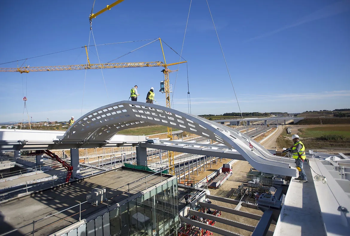 Elles sont mises en place avec une grue de 1 200 t et de 100 m de flèche. Elles sont mises en place avec une grue de 1 200 t et de 100 m de flèche.