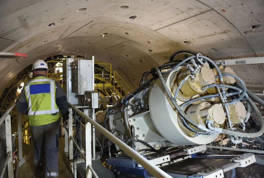 Pour améliorer le calendrier général du projet, deux tunneliers creusent simultanément des portions différentes du tunnel principal long de 5,8 km. Pour améliorer le calendrier général du projet, deux tunneliers creusent simultanément des portions différentes du tunnel principal long de 5,8 km.