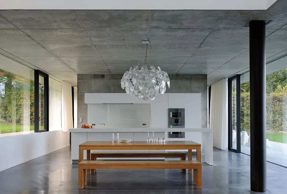 L’ensemble cuisine/salle à manger/séjour s’organise dans la continuité horizontale de l’espace intérieur du rez-dechaussée