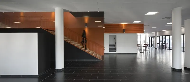 Vue sur le hall d’entrée. Vue sur le hall d’entrée.