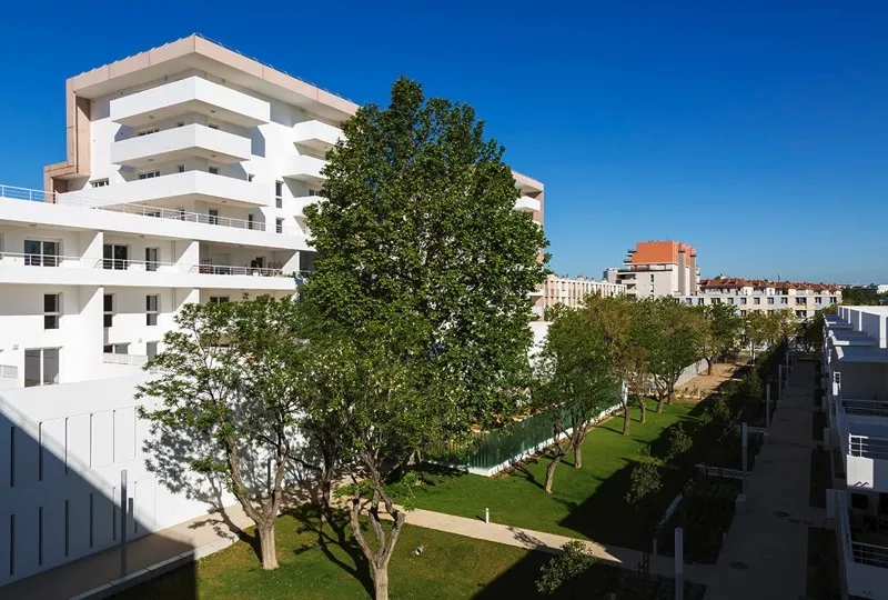 Marqué par un béton teinté le long du boulevard, le bâti est caractérisé par sa blancheur sur le cœur d’îlot Marqué par un béton teinté le long du boulevard, le bâti est caractérisé par sa blancheur sur le cœur d’îlot.