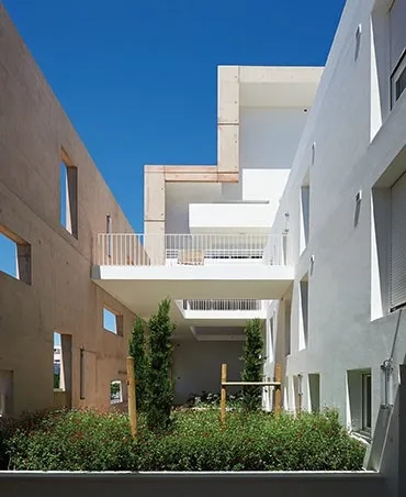 Derrière ce mur, les coursives d’accès aux logements sont particulièrement soignées pour faire du moment du « rentrer chez soi », un temps d’exception. Derrière ce mur, les coursives d’accès aux logements sont particulièrement soignées pour faire du moment du « rentrer chez soi », un temps d’exception.