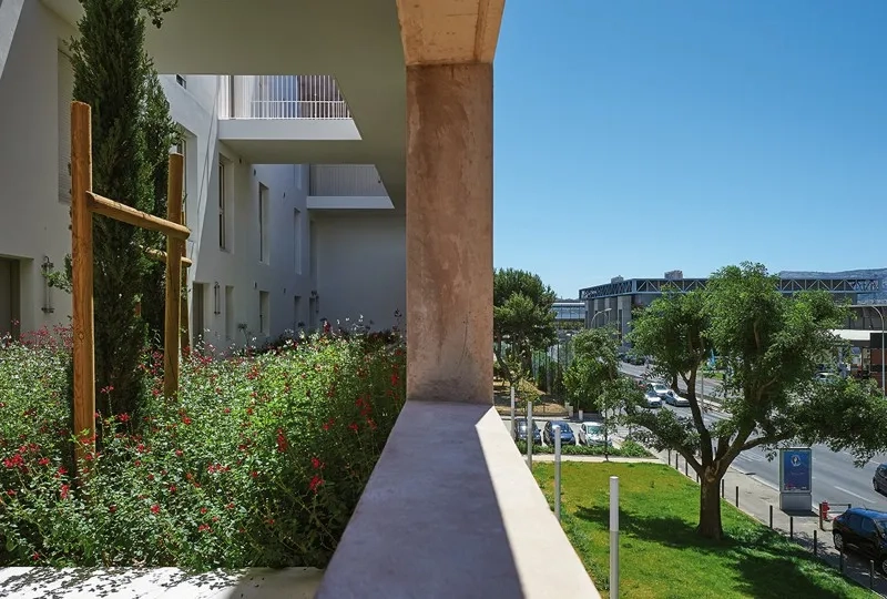 Le mur en béton teinté, le long du boulevard, crée un écran à la fois acoustique et visuel. Le mur en béton teinté, le long du boulevard, crée un écran à la fois acoustique et visuel.