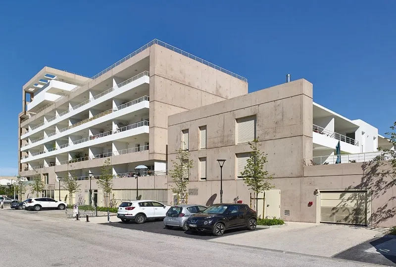 Le long de l’avenue des tirailleurs, le bâti marque un épannelage dégressif passant du r+8 au r+2. Le long de l’avenue des tirailleurs, le bâti marque un épannelage dégressif passant du r+8 au r+2.