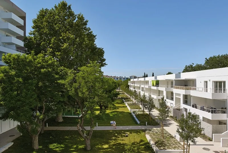 En limite est, le bâti en r+2 est plus domestique et volontairement poreux pour préserver les vues vers le panorama sur la chaîne saint-cyr. En limite est, le bâti en r+2 est plus domestique et volontairement poreux pour préserver les vues vers le panorama sur la chaîne saint-cyr.