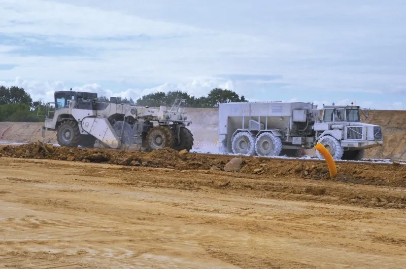 Pour atteindre des portances importantes (notamment 120 MPa pour l’ensemble des 80 000 m2 de voiries), la plate-forme a fait l’objet d’un traitement en plusieurs phases : préparation du sol au scarificateur ou au ripper, épandage du liant et malaxage par malaxeur-pulvimixeur Pour atteindre des portances importantes (notamment 120 MPa pour l’ensemble des 80 000 m2 de voiries), la plate-forme a fait l’objet d’un traitement en plusieurs phases : préparation du sol au scarificateur ou au ripper, épandage du liant et malaxage par malaxeur-pulvimixeur