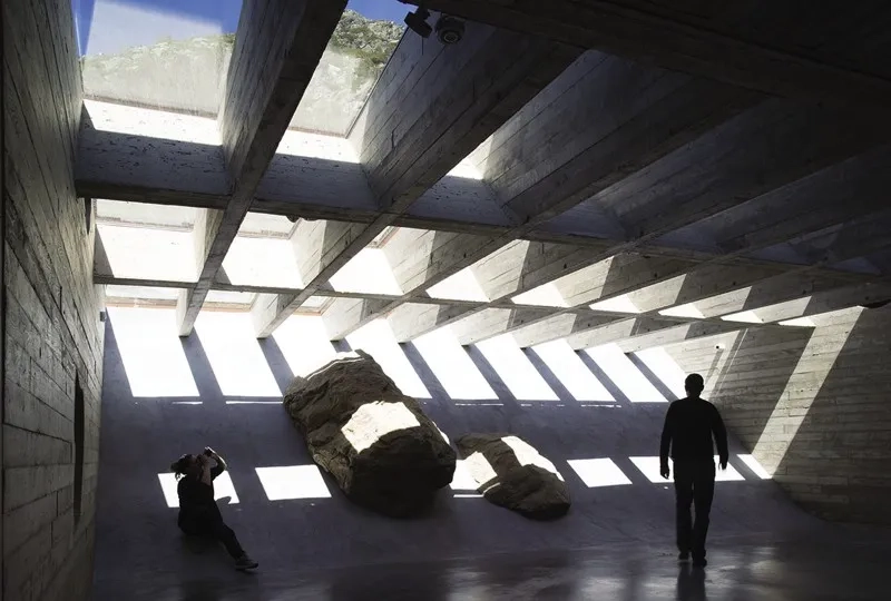 Les poutres croisées en béton portent la verrière. À travers la résille de la structure, des vues cadrées en contre- plongée sur le mont Gerbier- de-Jonc sont proposées aux visiteurs. Les poutres croisées en béton portent la verrière. À travers la résille de la structure, des vues cadrées en contre- plongée sur le mont Gerbier- de-Jonc sont proposées aux visiteurs.