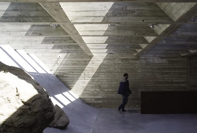 Les murs de la nouvelle salle d’exposition sont en béton coulé dans des co rages en planchettes de châtaignier brossé. Les murs de la nouvelle salle d’exposition sont en béton coulé dans des co rages en planchettes de châtaignier brossé.