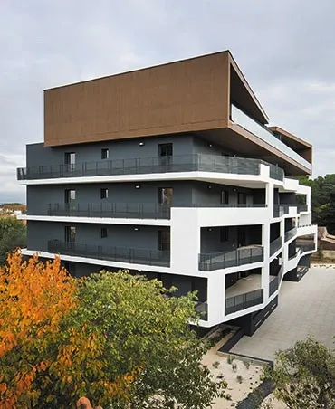 Bâtiment haut, angle nord-ouest. les loggias de la façade principale se prolongent en balcon vers le nord. Bâtiment haut, angle nord-ouest. les loggias de la façade principale se prolongent en balcon vers le nord.
