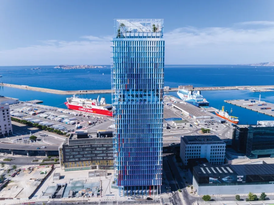 Façade est dont les nuances de bleu relient la terre, la mer et le ciel. Façade est dont les nuances de bleu relient la terre, la mer et le ciel.