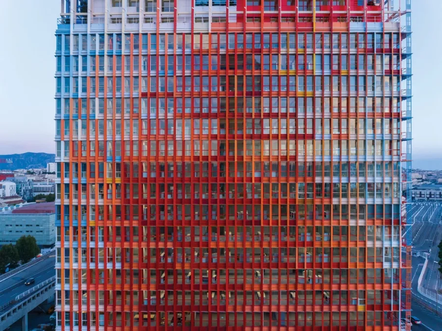 Façade nord. Les menuiseries en aluminium qui encadrent le vitrage disparaissent dans l’allège en Bfup, accentuant l’effet de transparence. Façade nord. Les menuiseries en aluminium qui encadrent le vitrage disparaissent dans l’allège en Bfup, accentuant l’effet de transparence.