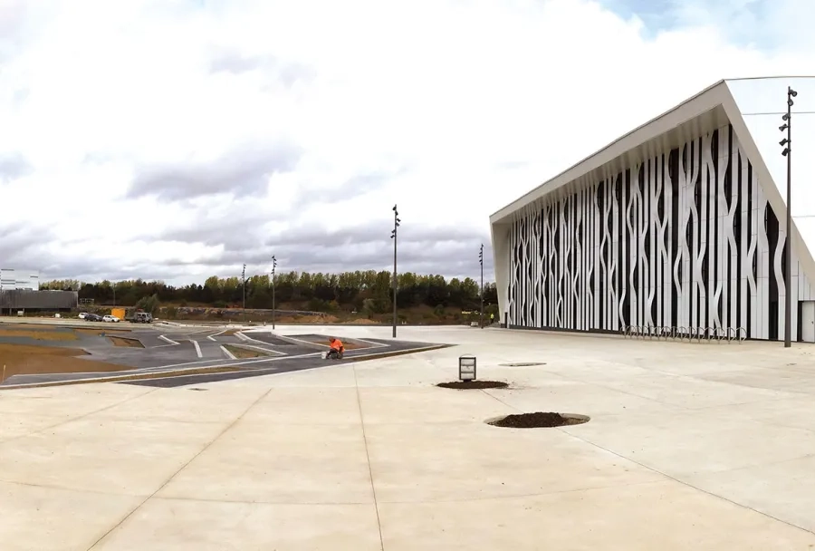 70 % des 10 000 m2 de surface réalisée ont bénéficié d’un revêtement en béton sablé. 70 % des 10 000 m2 de surface réalisée ont bénéficié d’un revêtement en béton sablé.