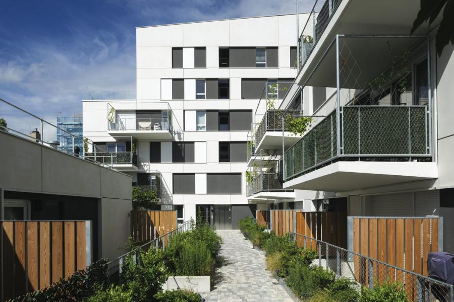 La totalité des logements bénéficient d’un prolongement extérieur privatif dont la superficie moyenne est de 10 m2 par logement.