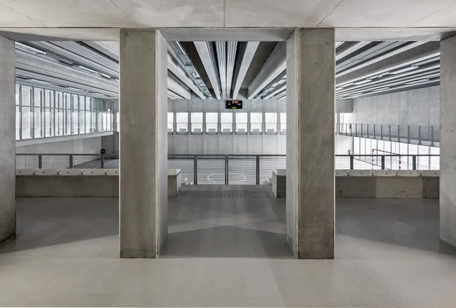 La monochromie du béton est apaisante et pérenne. Les tribunes surplombent la salle et ont une capacité de 160 places assises. La monochromie du béton est apaisante et pérenne. Les tribunes surplombent la salle et ont une capacité de 160 places assises.