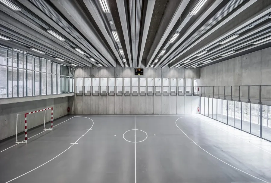 À l’intérieur, le bâtiment est rythmé par la trame de 1,80 m, sur laquelle est calé l’ensemble du bâtiment et notamment la succession de poutres précontraintes qui soutient la toiture. À l’intérieur, le bâtiment est rythmé par la trame de 1,80 m, sur laquelle est calé l’ensemble du bâtiment et notamment la succession de poutres précontraintes qui soutient la toiture.