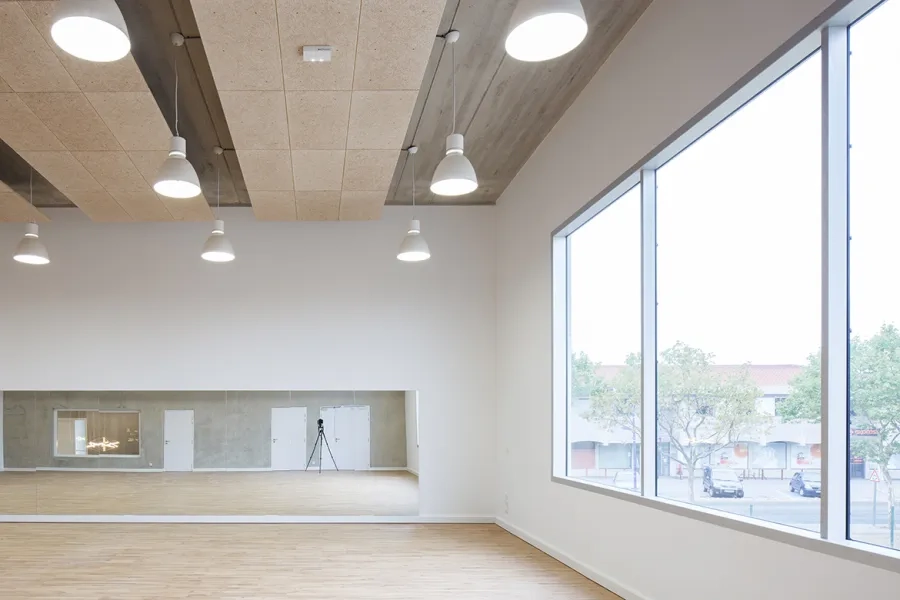 La salle de danse profite d’une large vue sur le paysage. 