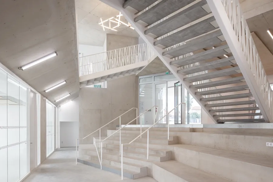 À l’intérieur, la présence du béton assure pérennité et confort. 