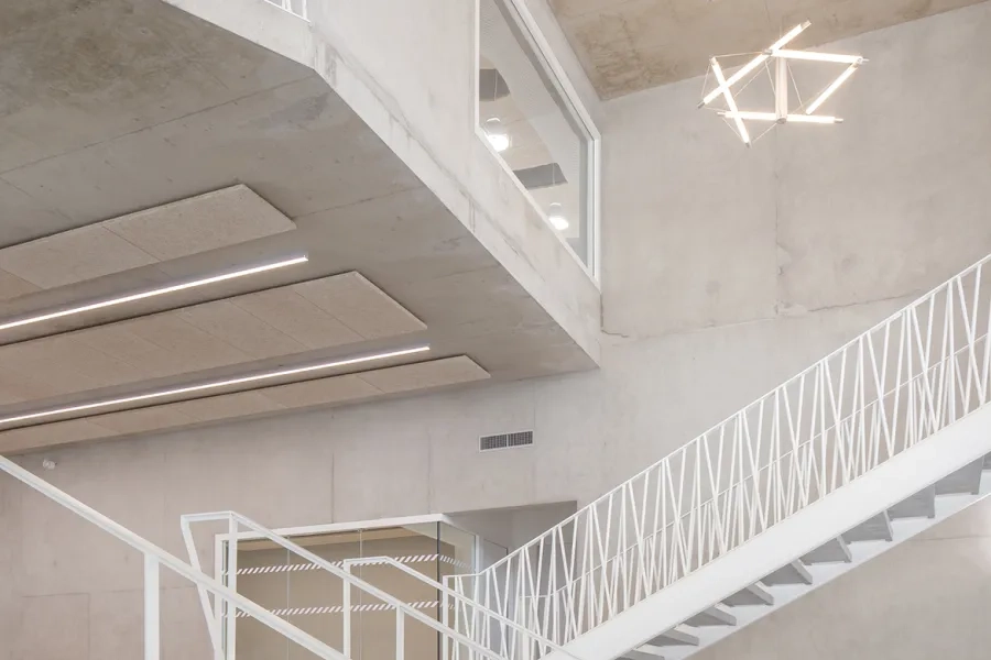 À l’intérieur, la présence du béton assure pérennité et confort. 