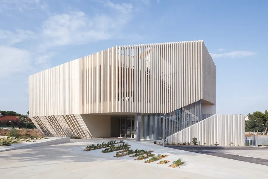 Pour renforcer l’image d’un cristal de roche équarrie, le bâtiment a été réalisé avec comme unique matériau  le béton. 