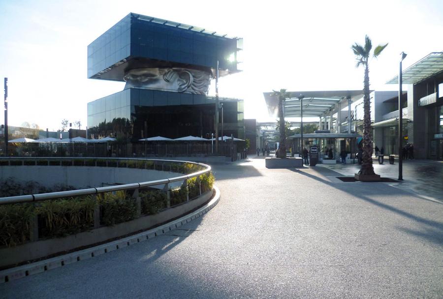 Les voies piétonnes et le parvis des magasins de Polygone Riviera ont été réalisés en béton micro-désactivé par la société MB Constructions.