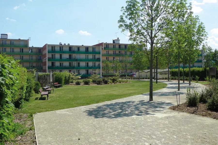 La rénovation du quartier maison Rouge a consisté à lui donner une unité, notamment grâce à des espaces verts de transition. au premier plan, une allée en sable stabilisé d'authevernes (27) renforcé avec 5 % de ciment. la rénovation du quartier maison Rouge a consisté à lui donner une unité, notamment grâce à des espaces verts de transition. au premier plan, une allée en sable stabilisé d'authevernes (27) renforcé avec 5 % de ciment.