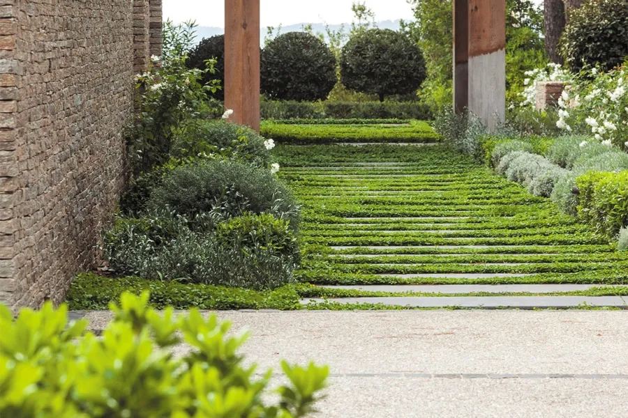 À l'autre extrémité du jardin, l'accès aux espaces de vie. À l'autre extrémité du jardin, l'accès aux espaces de vie.