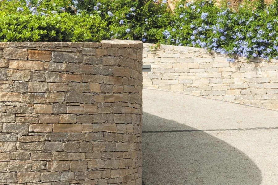 Pour stabiliser les aires, un mur de soutènement a été construit sur les trois quarts du tracé. Des traversées de route, avec grille en fonte, ont été aménagées tous les 10 m Pour stabiliser les aires, un mur de soutènement a été construit sur les trois quarts du tracé. Des traversées de route, avec grille en fonte, ont été aménagées tous les 10 m
