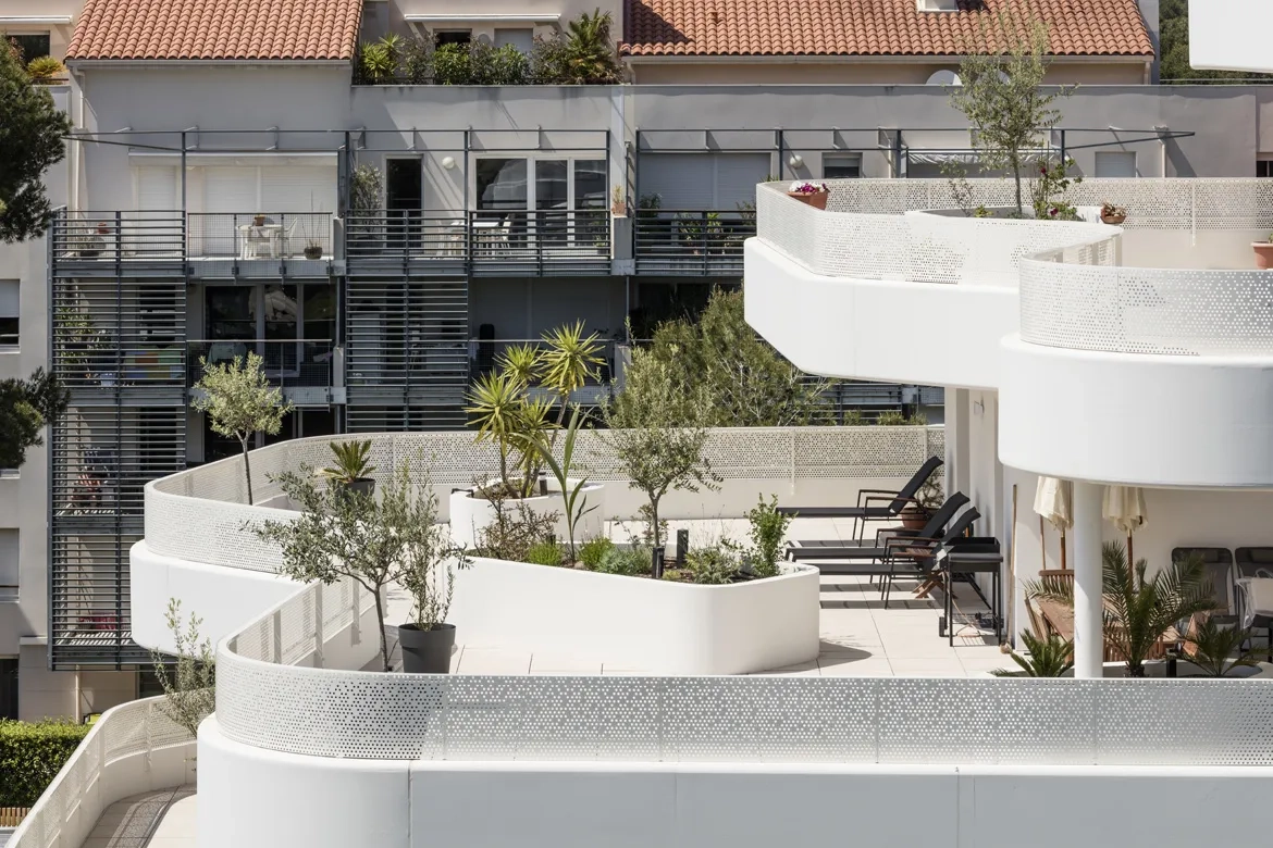 en proue, les balcons filants se transforment en terrasses généreuses et arborées.