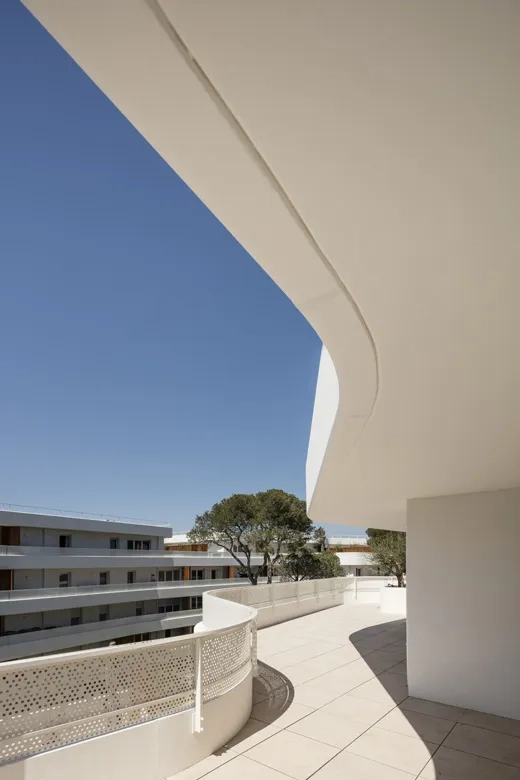 ombres portées des balcons filants protégeant les vitrages d’un ensoleil- lement direct.
